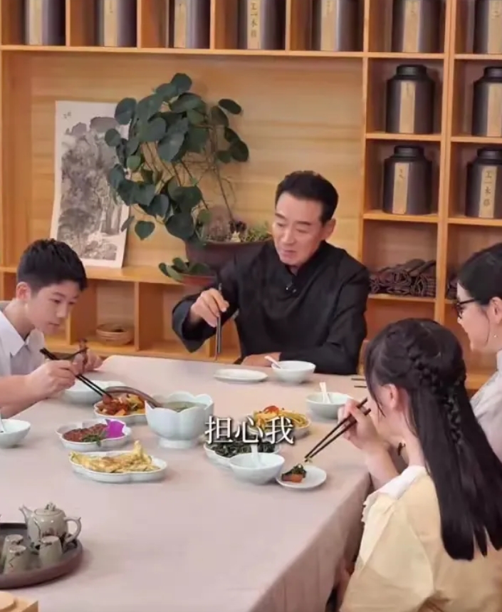 寇正海真是老当益壮，曝光一家五口全家福，与儿子同框似爷孙！寇正海53岁娶了小24