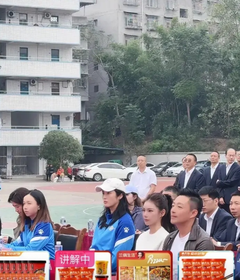 徐女士看到小梅和汪总参加捐赠气得癫痫病发作了。

汪小菲宁可捐助也不多给她一分钱