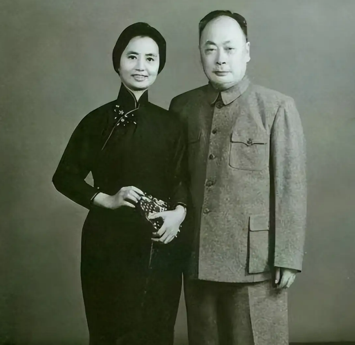 1958年，在济南医院一位叫做劳有花的女护士填写了入党申请书，并向组织提交了政审