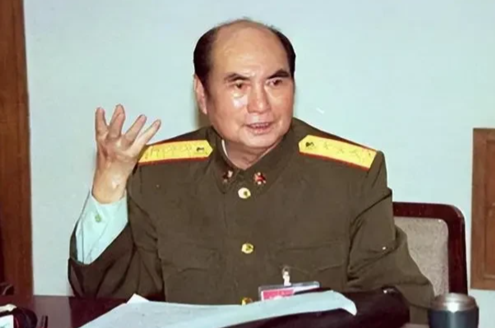 1988年，张万年来到美军本宁堡陆军基地参观。他的一只脚刚刚迈入基地，身后突然冲