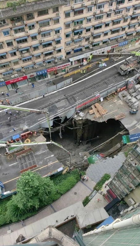 我要是住旁边，还不得吓死，地面薄的像煎饼

我一个姐妹给我说，成都的地铁发生了坍