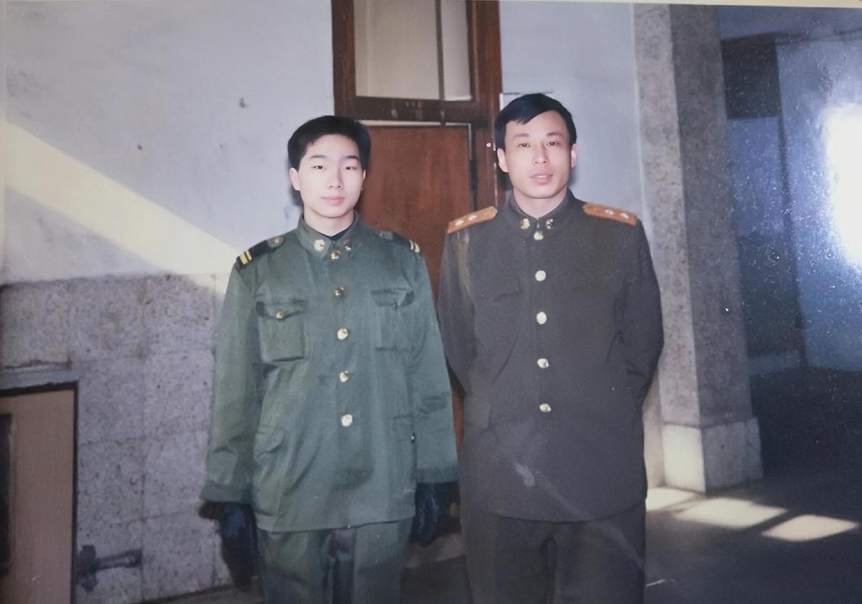 当兵时，一位排长一气之下，踹了一个新兵一脚。这一踹，把他快要到手的副连长给踹没了