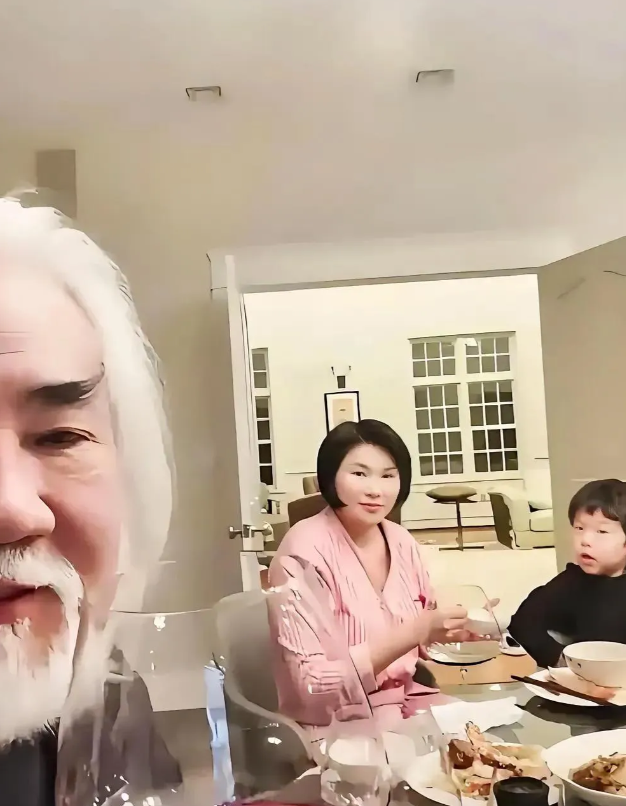 张纪中45岁的大女儿张语芯来看望父亲了！
她很疼爱同父异母的弟弟妹妹们，一会儿给