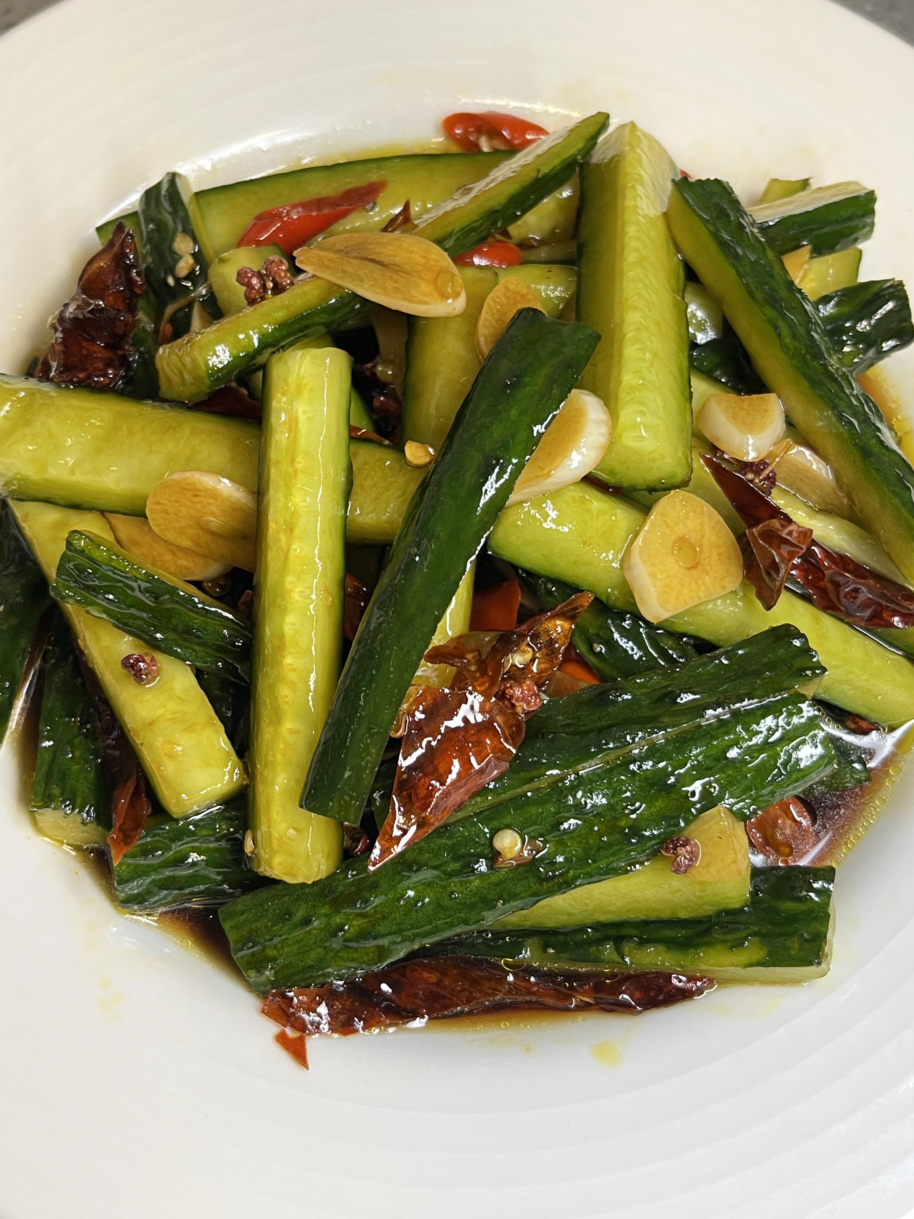 酸辣脆爽的腌黄瓜，真的巨好吃！！

平时油腻的食物吃多了后，不妨试试这个腌黄瓜，