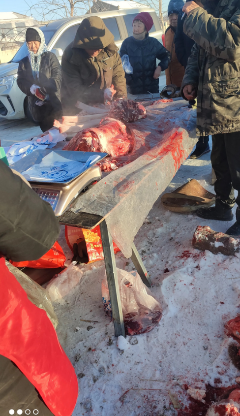 路边现杀牛肉为什么没有人禁止，这样血腥的场面让人心里不舒服。牛的内脏都随便的扔在