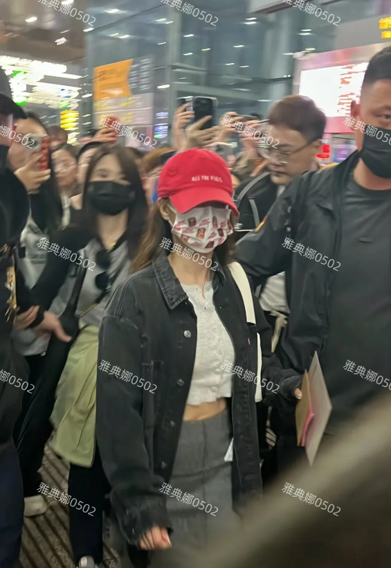 贵阳机场偶遇蔡依林，本人个子好矮，瘦瘦小小的看起来很乖很年轻。
被很多粉丝簇拥着