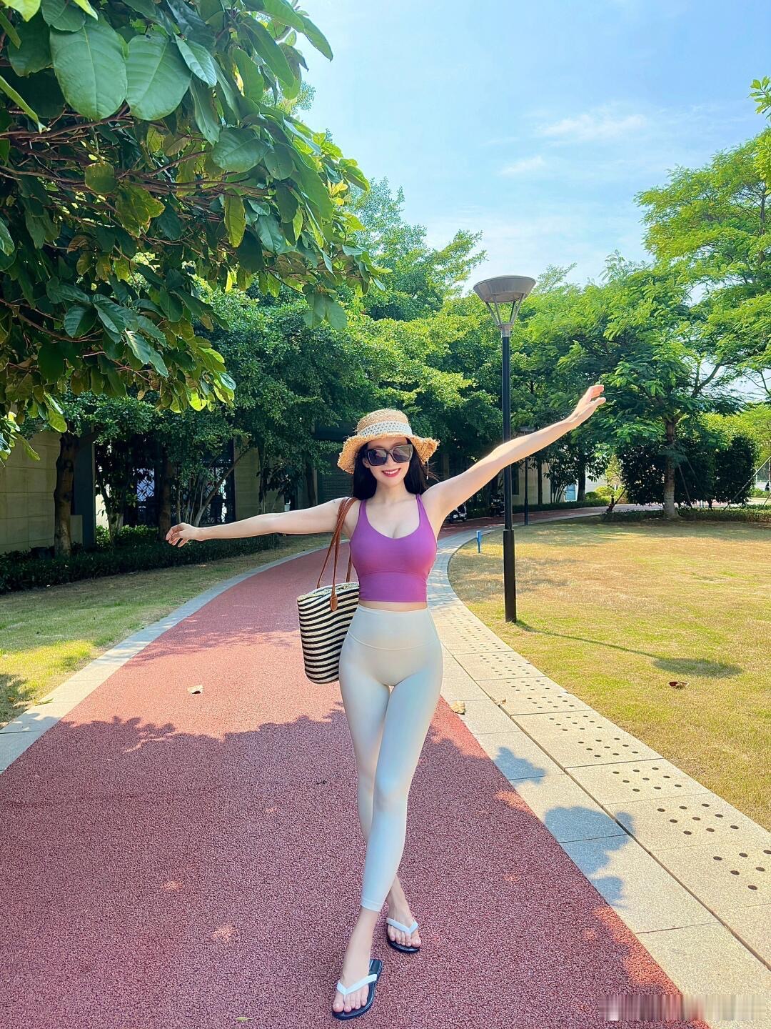 今天穿的有点紧，但还好显身材哈哈哈哈