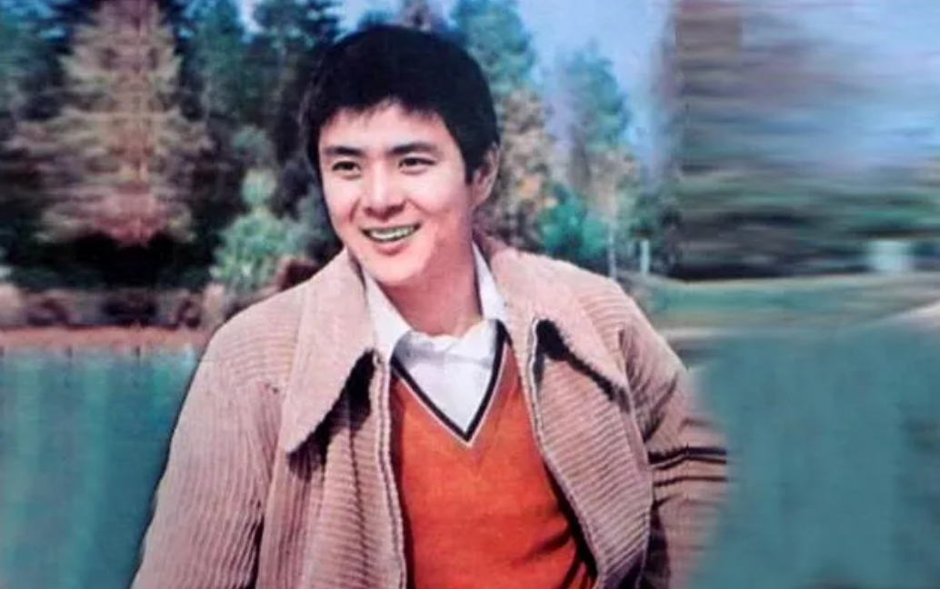 他长得高大帅气，他长得亲和喜庆，他虽是北方小伙，却演活了南国靓仔，他自《小螺号》