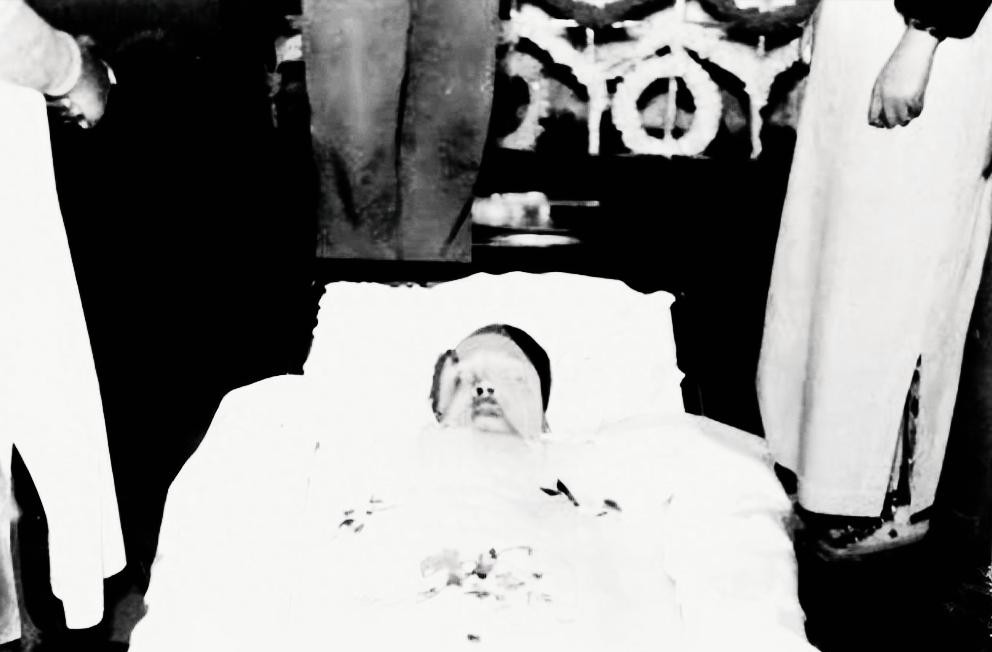 这是抗日名将谢晋元团长的遗照。
1941年4月24日，他前往检查营房时，遭昔日战