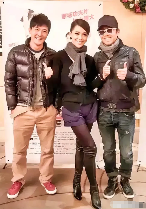 左边的是郭京飞，右边的是袁泉老公夏雨，中间的是谁呀？她看起来有点像泰国女星帕德容