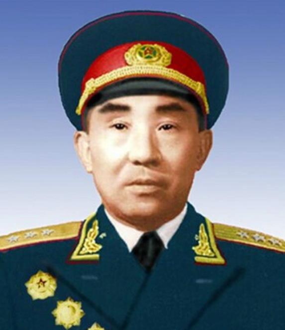 1973年5月，原军事学院院长李聚奎上将旧疾复发，住进了301医院。散步时，他假