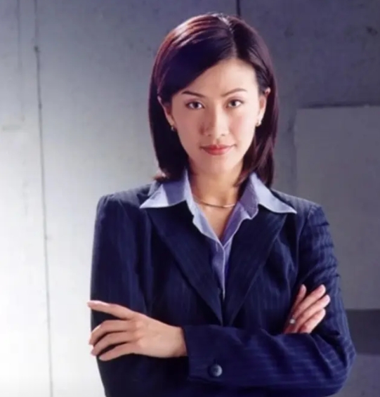 [沙尘暴] 2001年，陈慧珊为了抱紧梁锦松的大腿，主动抛弃了相伴13年的丈夫，