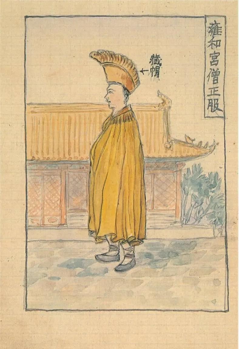 做法事时身着法衣的藏传佛教僧人。僧人身披称为“打嘎母”的褶皱斗篷，头戴带有流苏的