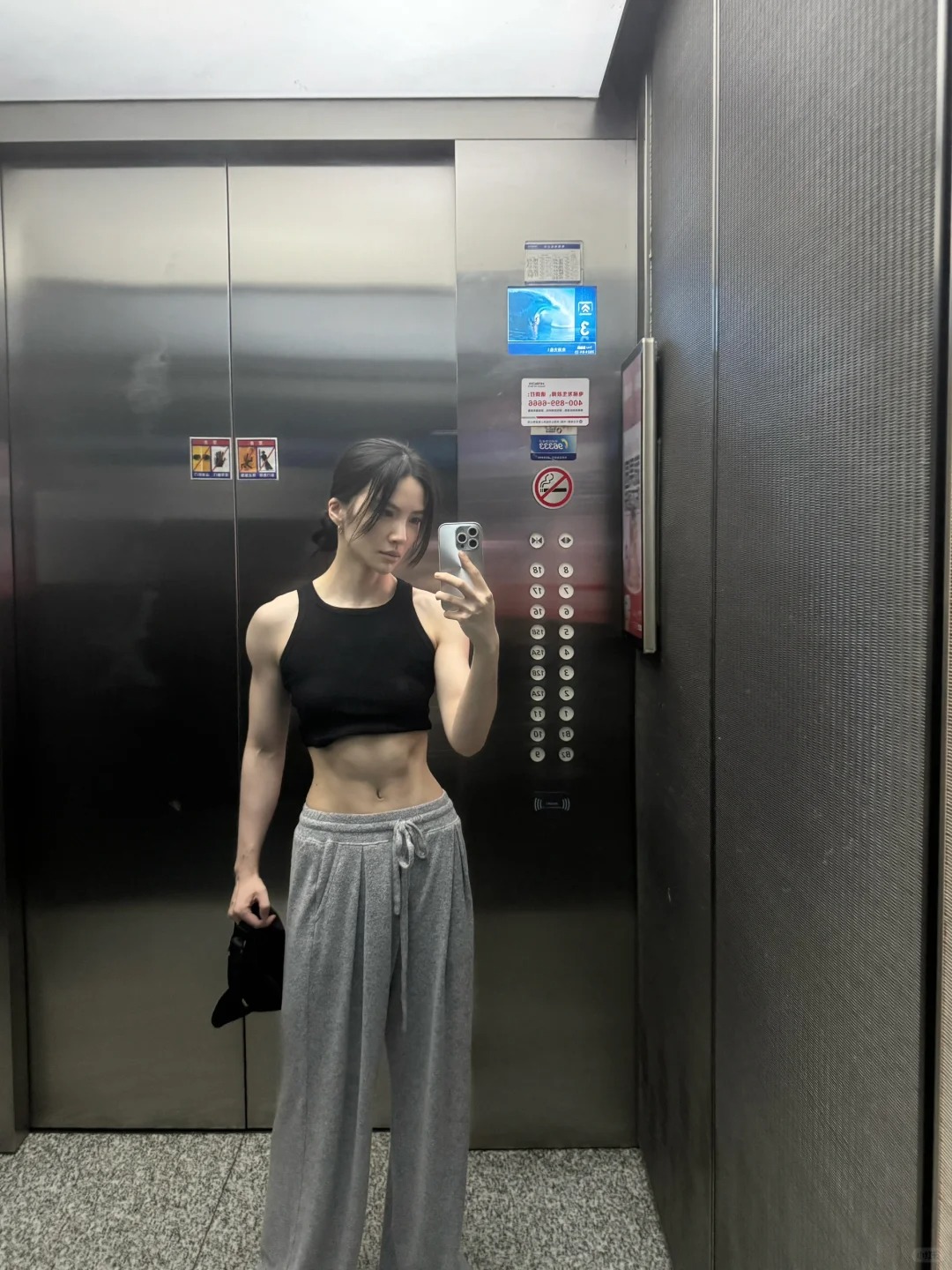 你要是在电梯里遇到我
我可以让你摸摸腹肌