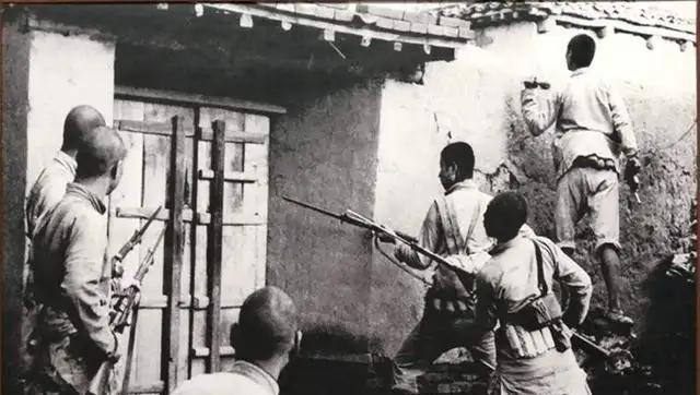 1939年6月，刘锡琨传送情报，不料路遇一队日军。后来，他见一日军死尸的钢盔，便