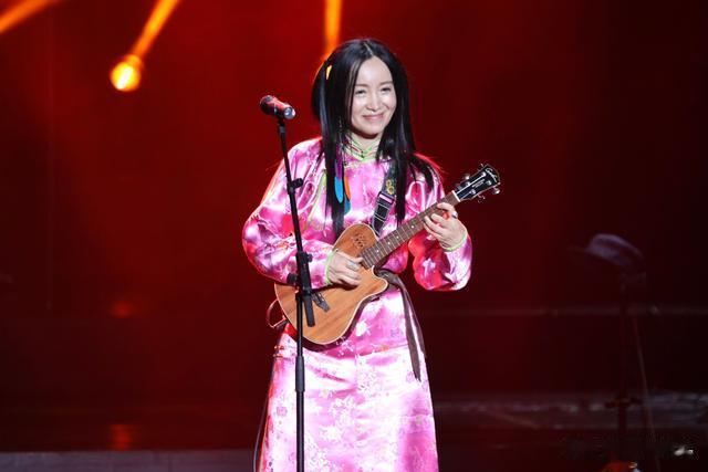 她曾登春晚4次,被恩师欺骗堕胎、前途尽毁,如今55岁仍没人要(12次登上春晚的女歌手)-第9张图片-九妖电影 她曾登春晚4次,被恩师欺骗堕胎、前途尽毁,如今55岁仍没人要(12次登上春晚的女歌手)-第9张图片-九妖电影