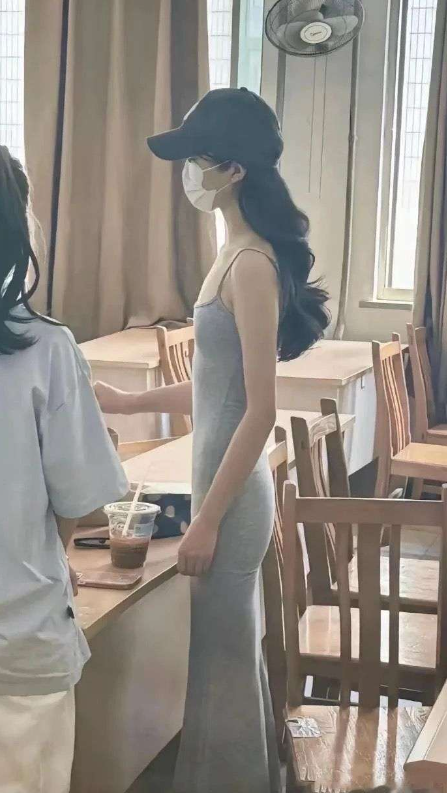我观察她很久了，她一般喜欢用右手玩手机