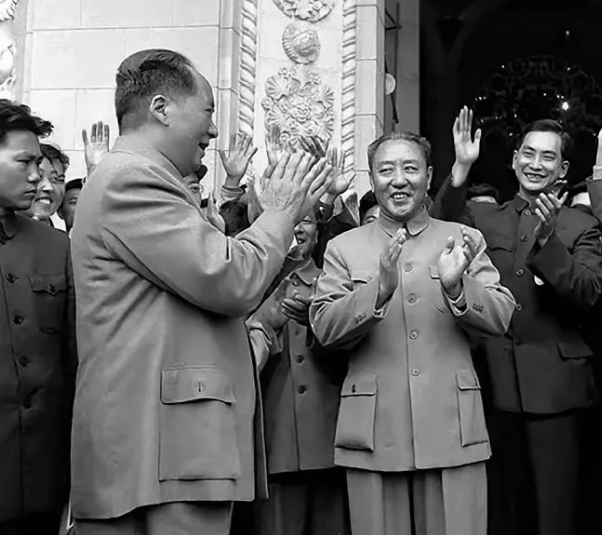 热烈的掌声和欢呼声是发自内心的，这是50
年代中期的毛泽东主席。

他后面是卫士