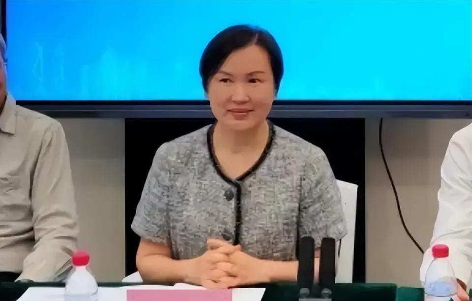 还记得这位港剧一姐吗？这变化也太大了
她年轻时长相端庄大气，非常符合八九十年代的