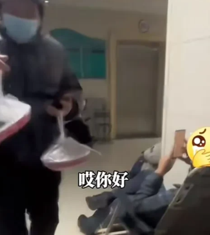 “这个小护士火了”， 蛇年除夕夜，一女护士留在医院里值夜班，饿了就给自己点了两份