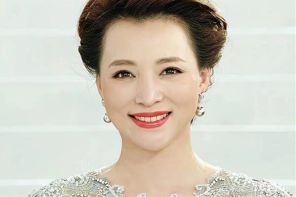 董卿：春花绚烂秋实丰盈，风华绝代魅力无双