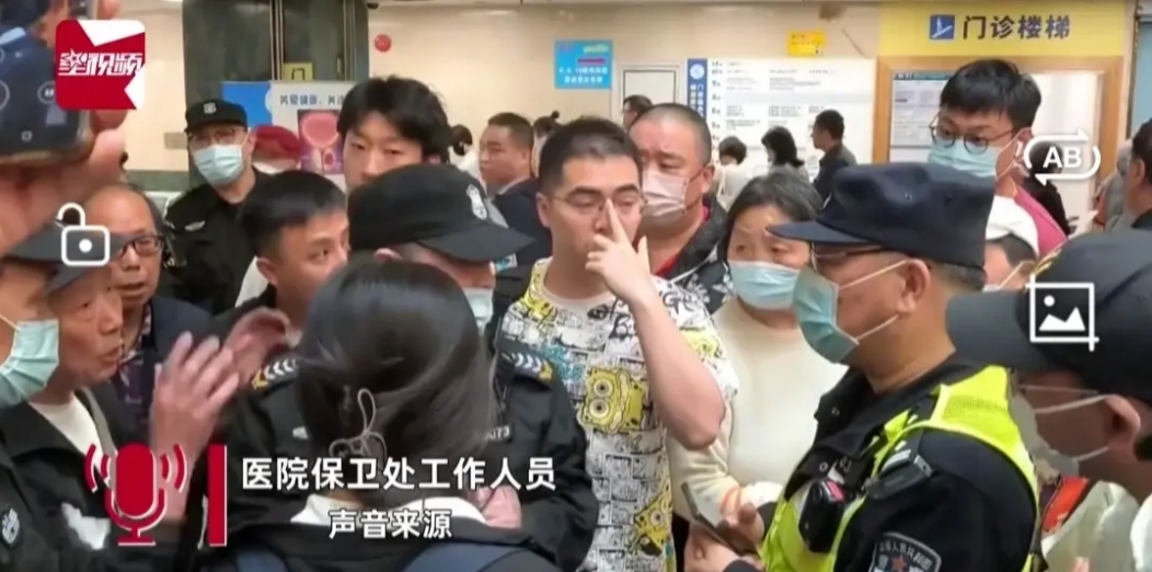 “啪！”上海，一女子到医院挂号时因插队引发其他群众不满与指责。事后女子因被嘲讽又