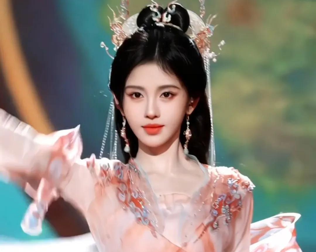 鞠婧祎演戏先不说，但她的舞台刷到一次惊艳一次，只可惜这么好看的服装，全程大部分都