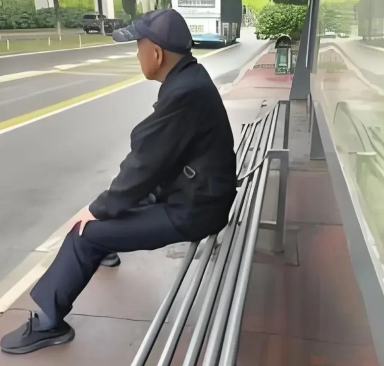 长沙县交通局回应了公交站椅子只能坐半个屁股，主要是防止乘客等车时躺在椅子上，而且