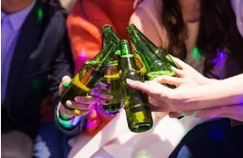 江苏无锡，4男3女共聚KTV喝酒，其中一男子向一女子表白失败后，见心仪的女生与朋