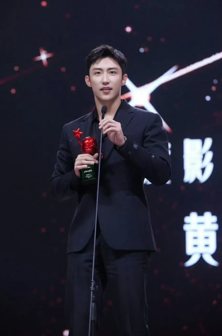 尖叫之夜红毯秀，有3个万万没想到。

1、黄景瑜亮相尖叫之夜红毯，简直帅炸了，高