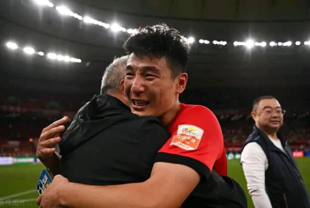 海港球迷哭了！穆斯卡特会不会后悔留下了？奥斯卡走了，巴尔加斯也可能离队，如果穆斯