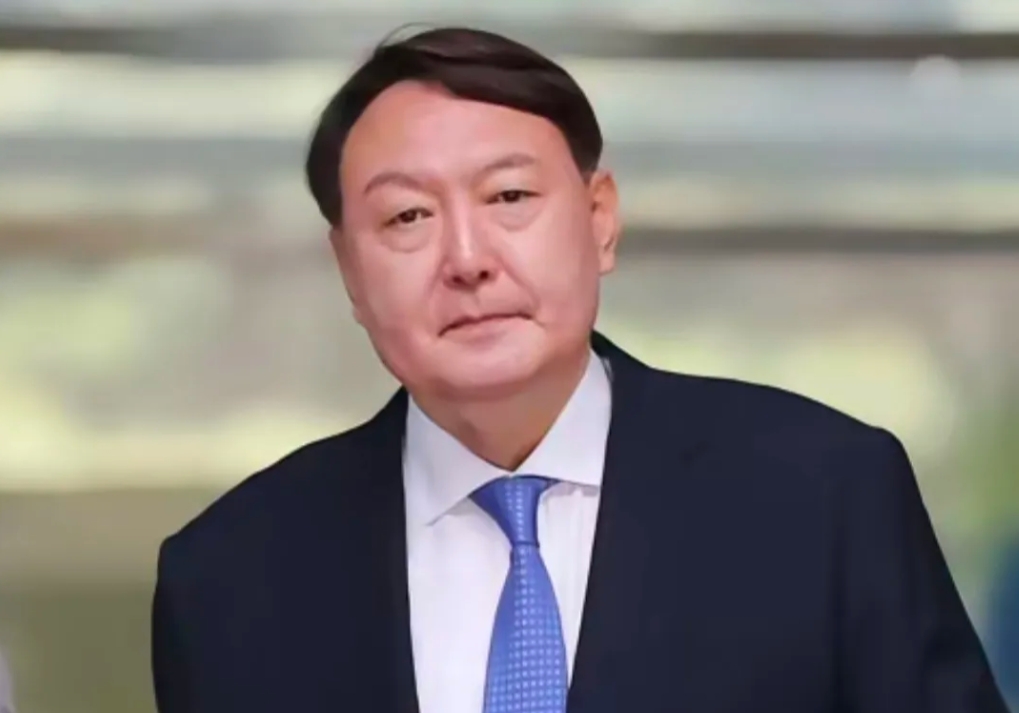 尹锡悦给自己辩护时，还是坚持之前的说法“戒严不是内乱”。
那天晚上，士兵可都是手
