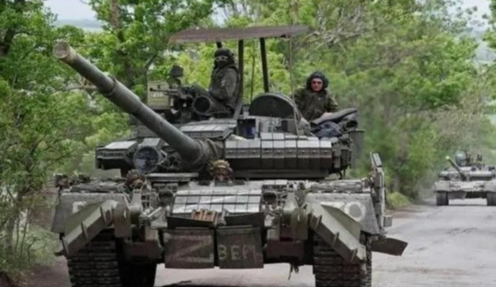 可怜的乌军士兵，跑出20米就中弹倒地。
俄乌战场，一名乌军士兵被爆炸后的浓烟熏得