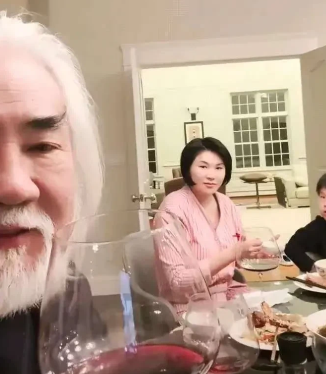 张纪中的岳母好年轻啊！感觉起码比他小十多岁