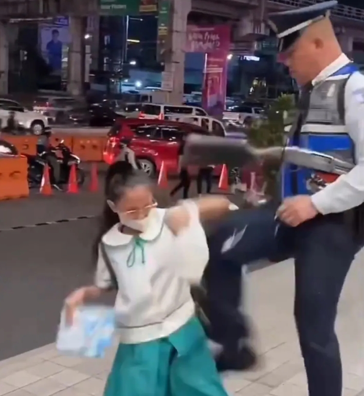 辣眼睛，1月17日，菲律宾马尼拉一名中学生过马路不小心撞了一名武装押运保安，于是