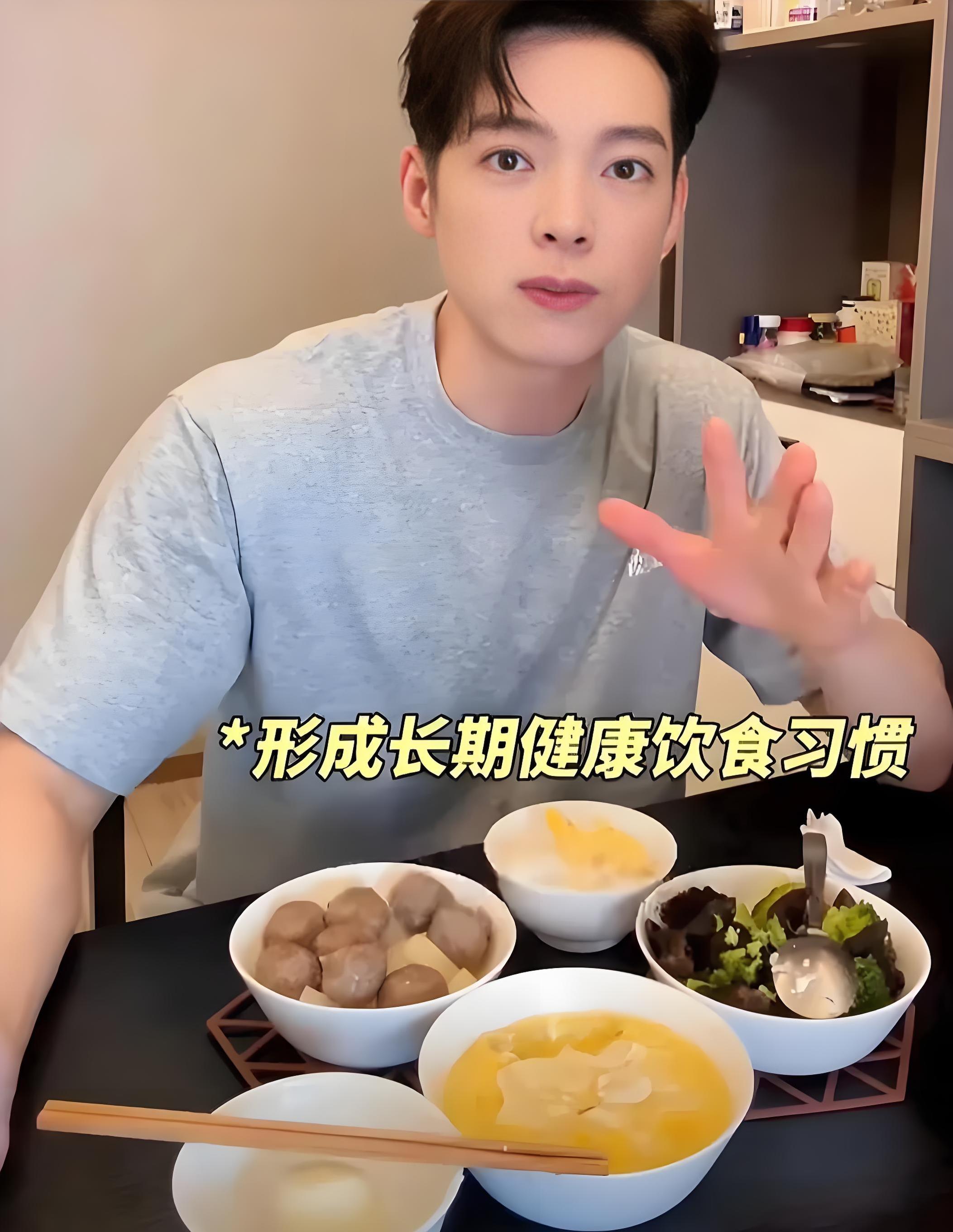 辰亦儒原来才是飞轮海组合最帅气的一个，44岁还是这么帅气，竟然自己一厨房，吃的都