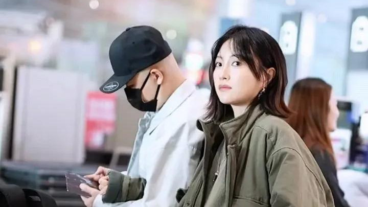 包文婧晒孕照惊呆网友！四肢纤细如少女，二胎小名萌翻全场！