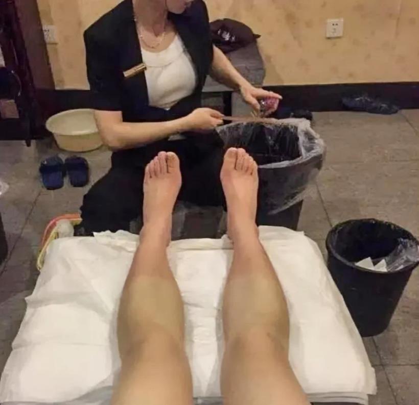 广东佛山，女子自掏腰包买钟与情人外出时因在河边洗车意外身亡。事后情人因过失致人死