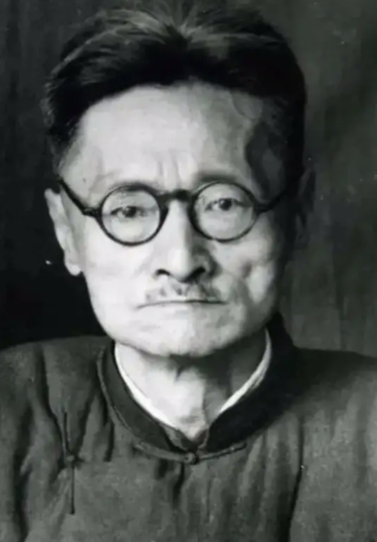 1937年，北大教授刘文典遭遇日本人的抄家，旁边的翻译官对他大声喝到：“太君在问