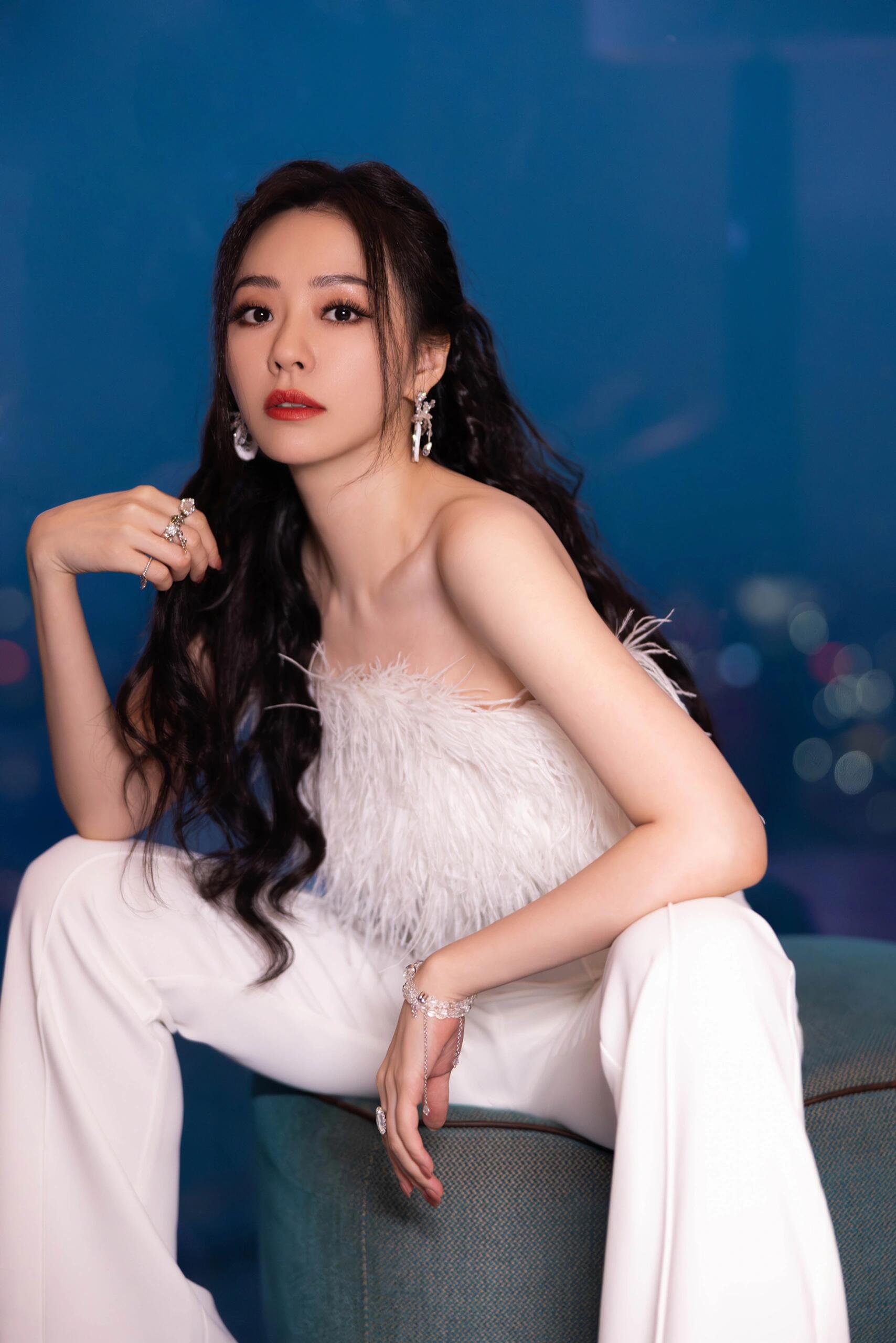 张靓颖，奶油白羽毛拼接连体裤