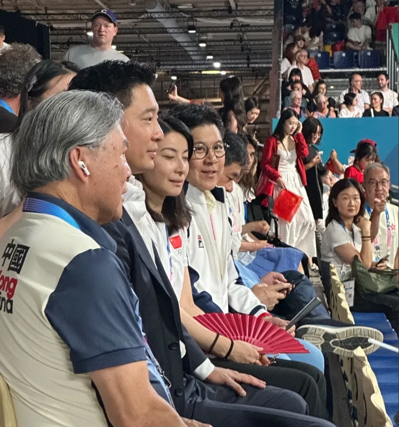 霍震霆可能也没想到，他们家娶了个冠军媳妇郭晶晶，结果每次网友都说郭晶晶带着家人看