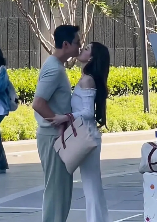 哇！看到吻戏好真实，像真的一样亲嘴，我还以为演员们都会偷偷借位呢，原来他们这么投