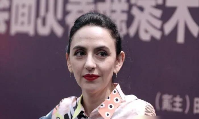 刘烨的女儿刘霓娜，13岁了，真美！

瓜子脸

皮肤白嫩

大眼睛水灵灵

鼻子