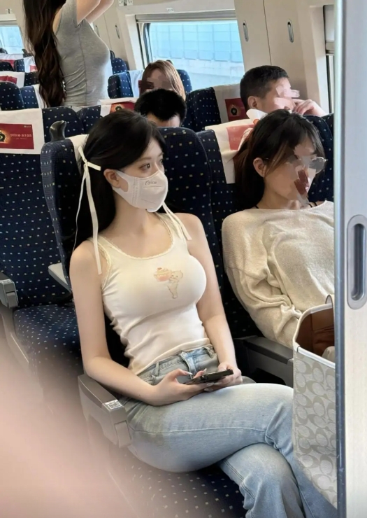 在车上看到的，这位美女身材很好，可是旁边那个女的怎么流鼻血了呢！哈哈哈哈[大笑]