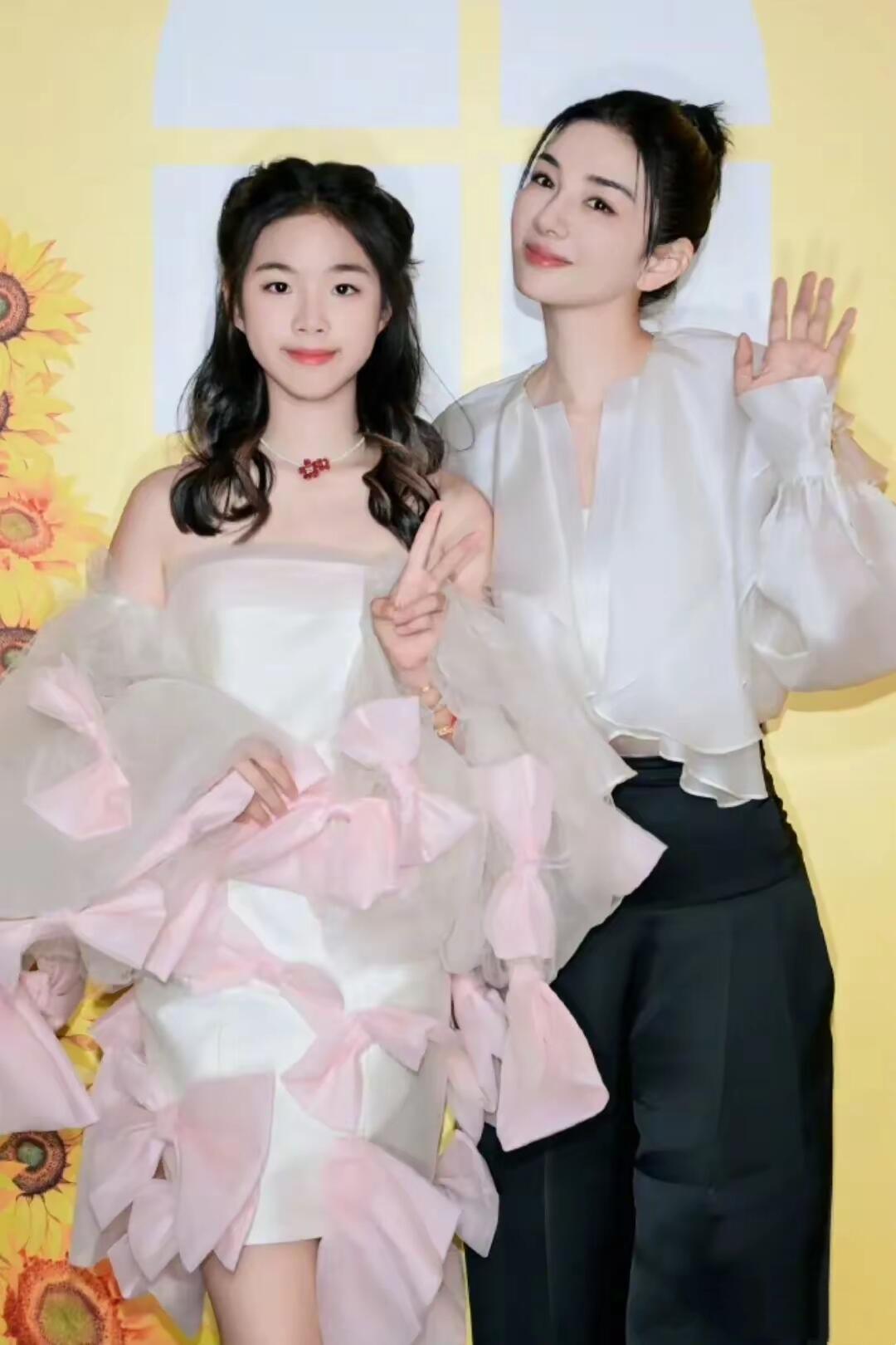 黄奕女儿小学毕业，星二代蜕变记
