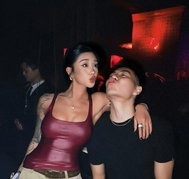 上海男篮球员李添荣女友晒出和男友的恩爱合照！
过二人世界怎么把小胖也拉上了呢？我
