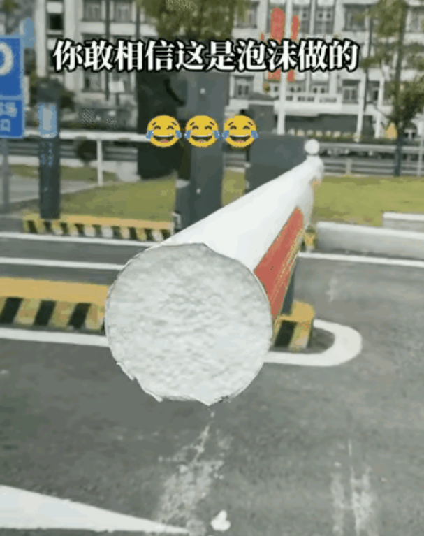这栏杆竟然是泡沫做的!

就这成本二十块钱的栏杆，凭什么要我配三千？