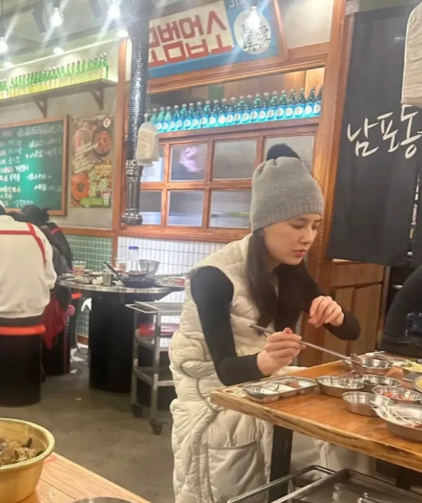 中年女人离婚的悲惨远远不止心理，哪怕是女明星。
黄圣依在跟杨子离婚以后，被偶遇在