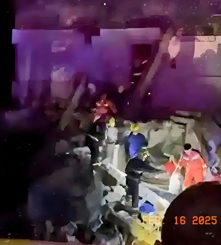 河南一女澡堂倒塌，事发时多人正在洗澡，救援队迅速赶到，前去施救。
围观群众很多，