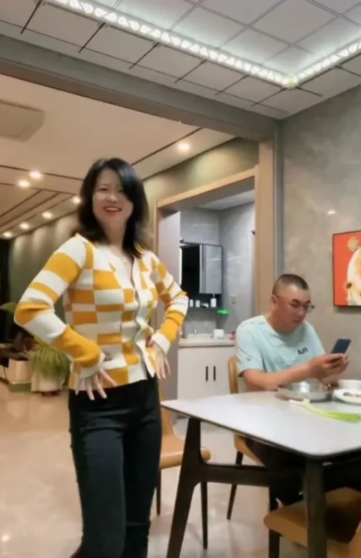 说好的一起丁克，结果男的在外孩子都会打酱油了！

这位博主以前经常发自己丁克生活